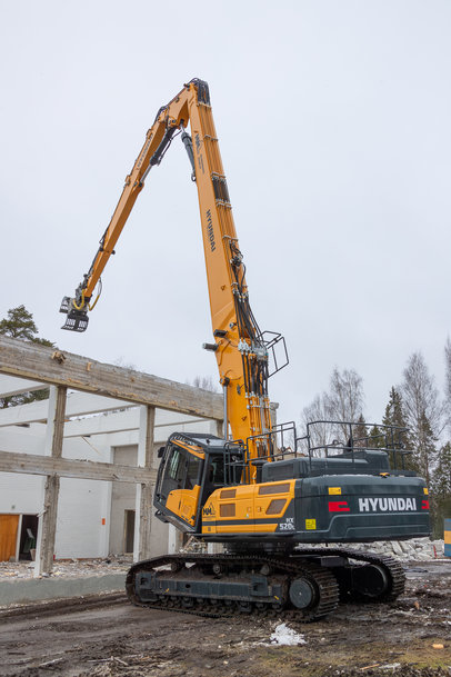 La pelle Hyundai HX520L, énorme et puissante, s'attaque à la démolition d'une université en Finlande